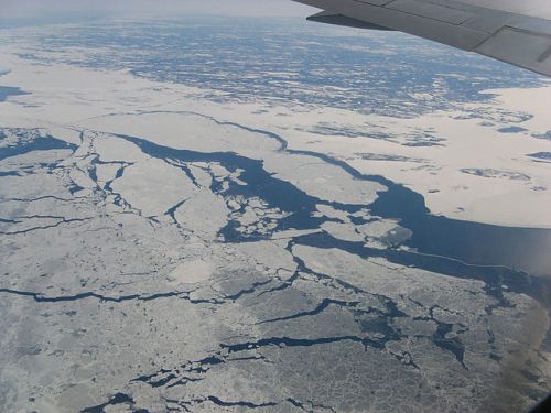 Sea_ice_near_coast_of_Labrador_-b_wikimedia_sm_26 March 2007